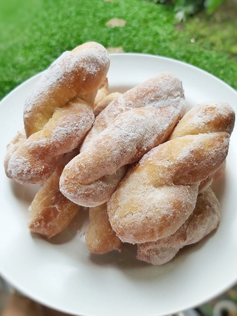 Cara Gampang Membuat Donat Kepang, Bikin Ngiler