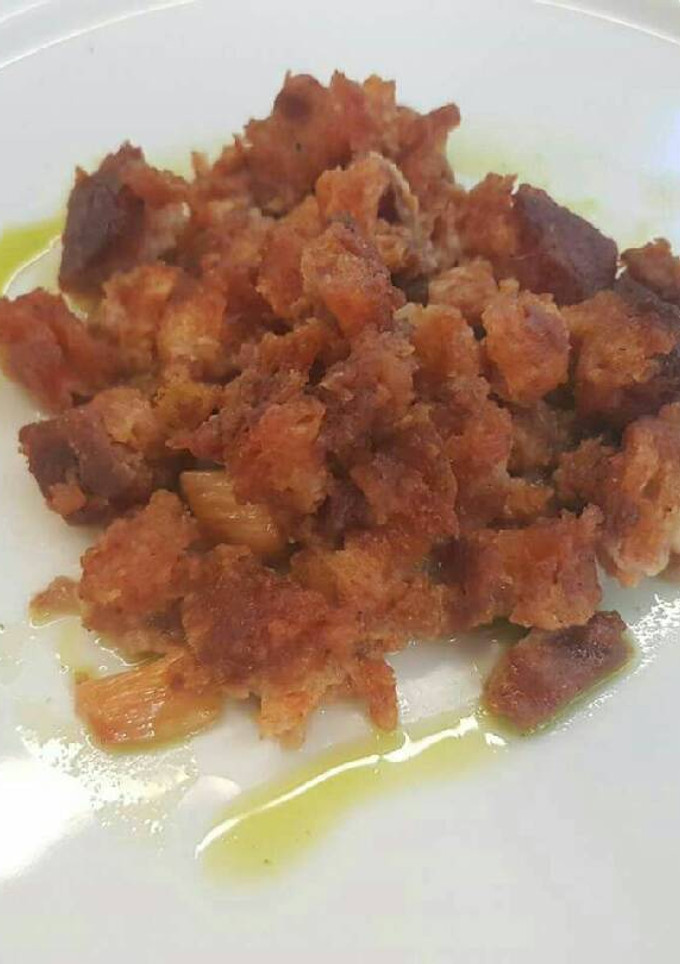 Una foto de Dorada a la sal con migas de pimentón