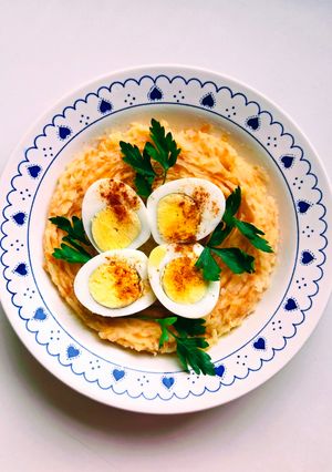 Una foto de Nidito de puré de papa y zanahoria con huevos duros by Ana María Wolf 🪺🥔 🥕🥚🧈🥚