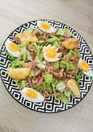 Une photo de Salade, lardons pomme rostie, oeuf