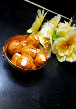 A picture of Besan laddu.