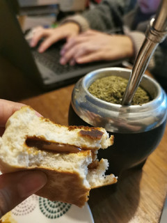 Una foto de Pancito relleno de manjar al sartén