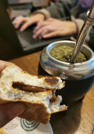 Una foto de Pancito relleno de manjar al sartén