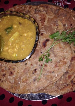 A picture of Sattu paratha with chana daal.