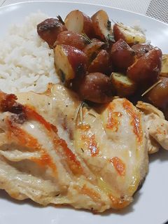 Una foto de Papas a las finas hierbas sabor peruano