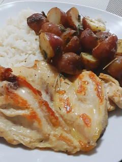 Una foto de Papas a las finas hierbas sabor peruano