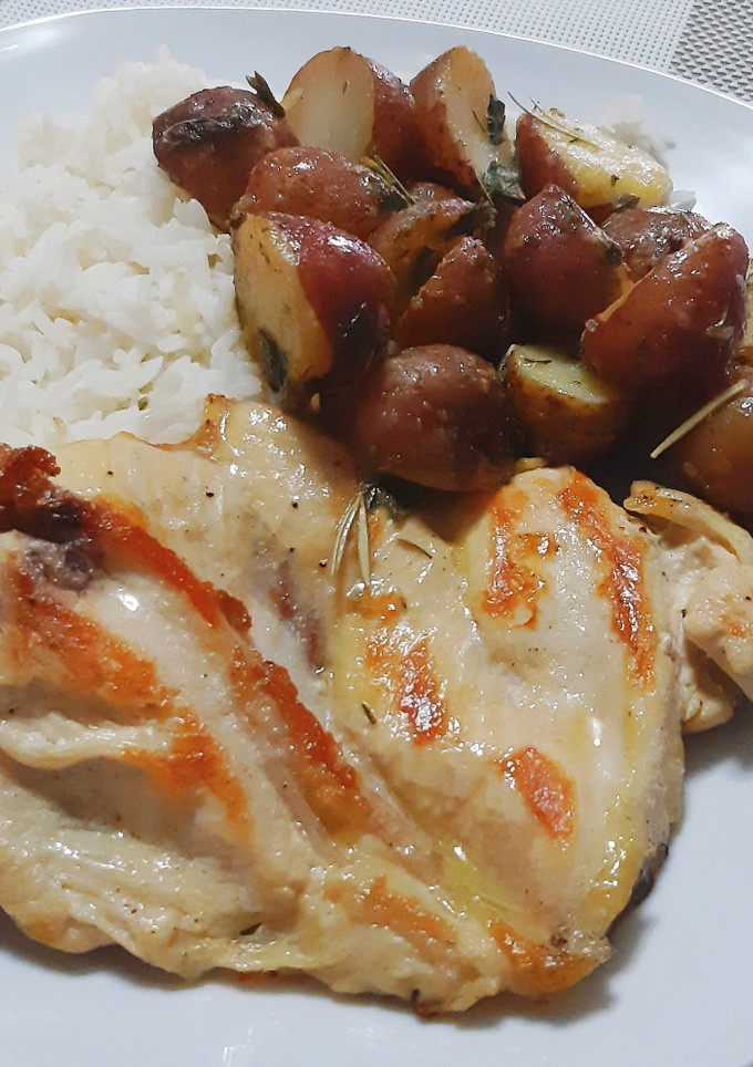 Una foto de Papas a las finas hierbas sabor peruano