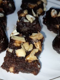 चॉकलेट नारियल मैसूर पाक (Chocolate nariyal Mysore pak recipe in Hindi) रेसिपी मुख्य फोटो