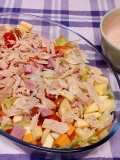 Una foto de Ensalada con salsa rosa