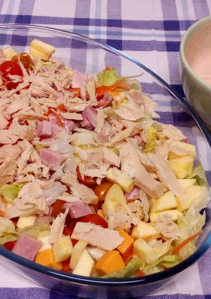 Una foto de Ensalada con salsa rosa