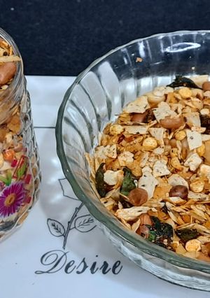 A picture of Papad poha chivda.