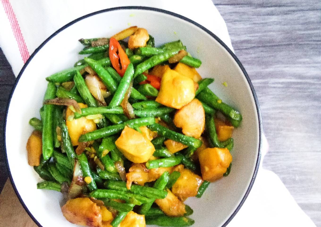 Ayam goreng dengan kunyit dan kacang panjang