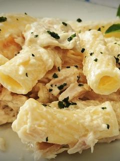 Una foto de Tortiglioni con Atún blanco y alioli