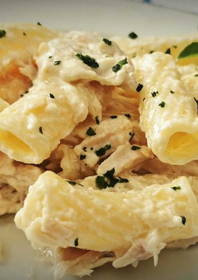 Una foto de Tortiglioni con Atún blanco y alioli