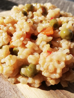Una foto de Arroz integral con guisantes