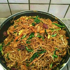 A picture of Fried noodles(prawns,chicken,egg).