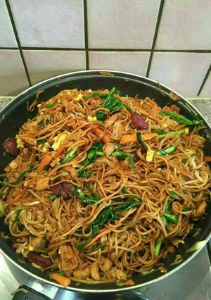 A picture of Fried noodles(prawns,chicken,egg).