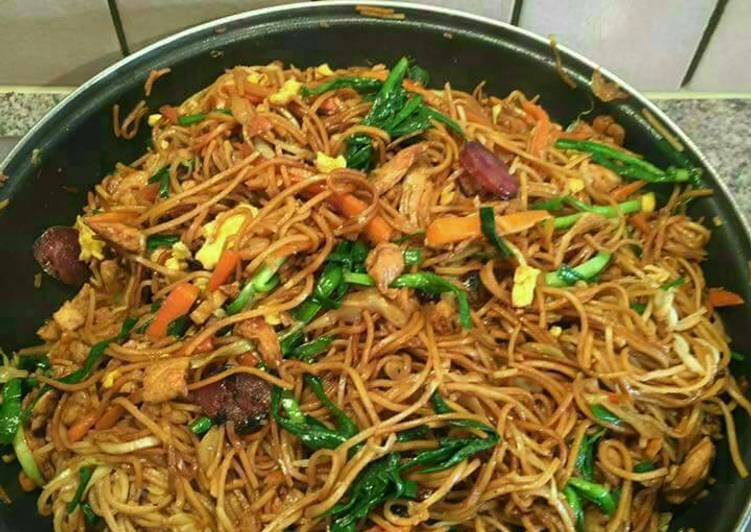 Recipe of Any-night-of-the-week Fried noodles(prawns,chicken,egg)