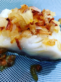 Una foto de Bacalao a la plancha con cebolla confitada