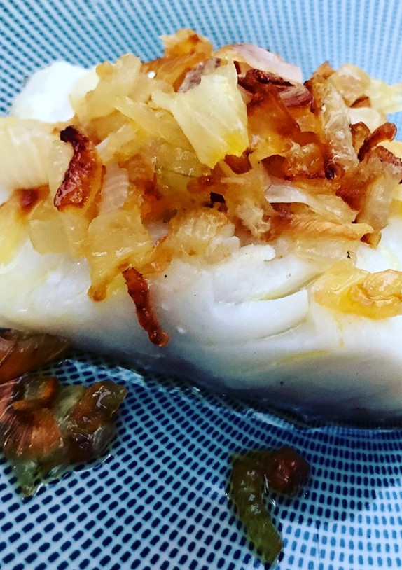 Una foto de Bacalao a la plancha con cebolla confitada