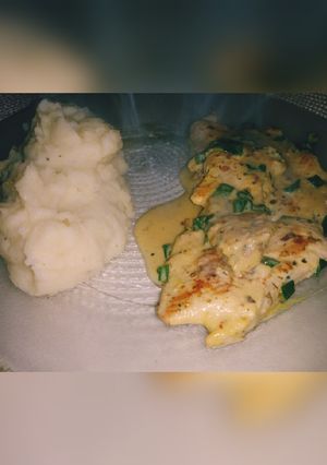 Una foto de Pollo al verdeo con puré de papas 💜