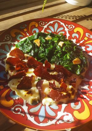 Una foto de Espinacas con puré y jamón