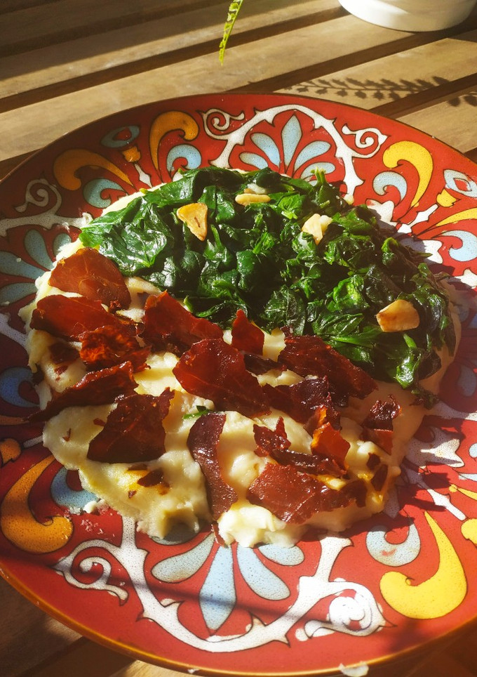 Una foto de Espinacas con puré y jamón