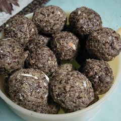 A picture of Alsi laddoo.