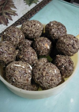 A picture of Alsi laddoo.
