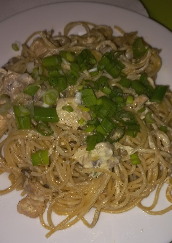 Una foto de Pasta cremosa de pollo y champiñones