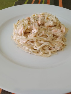 Una foto de Espaguetis con estilo (salmón y gambas)