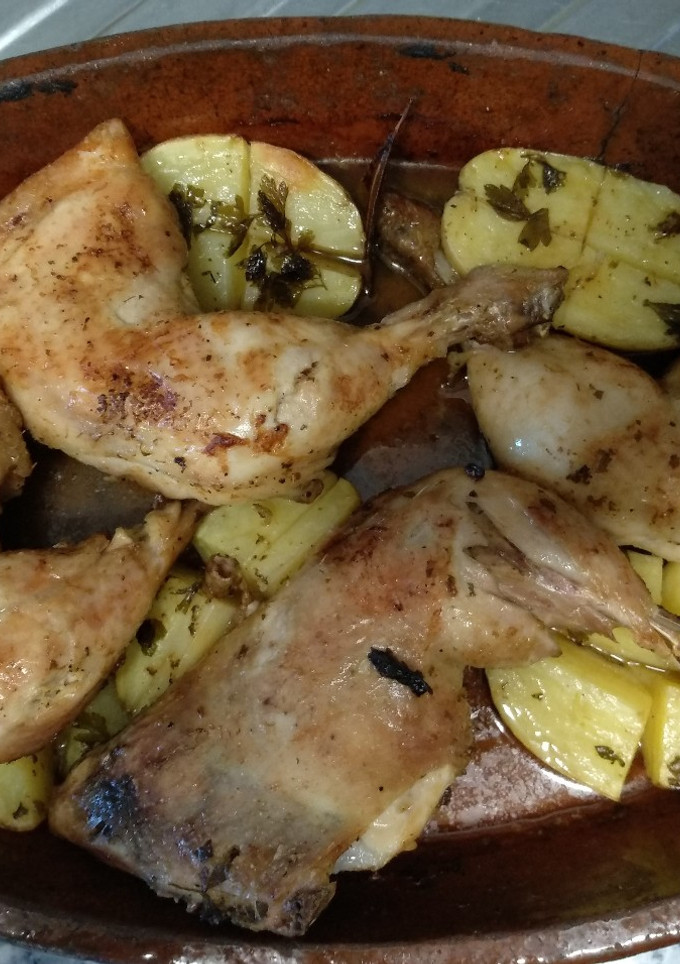 Una foto de Pollo asado a las finas hierbas con patatas
