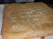 Una foto de torta de manzana con aceite