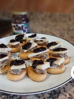 Una foto de Tostadas de paté con queso y mermelada