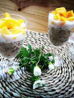 Una foto de Copas con quinoa, leche de coco y mango - veggie
