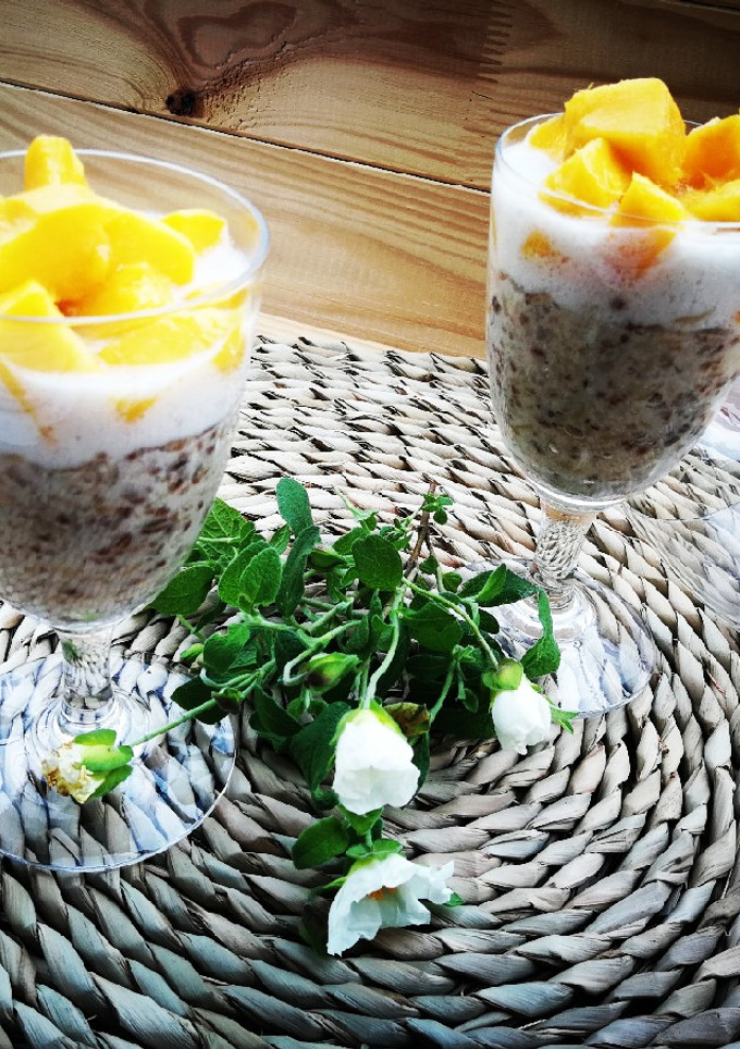 Una foto de Copas con quinoa, leche de coco y mango - veggie