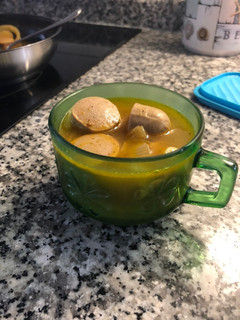 Una foto de Sopa de cebolla con frankfurt con un toque asiático