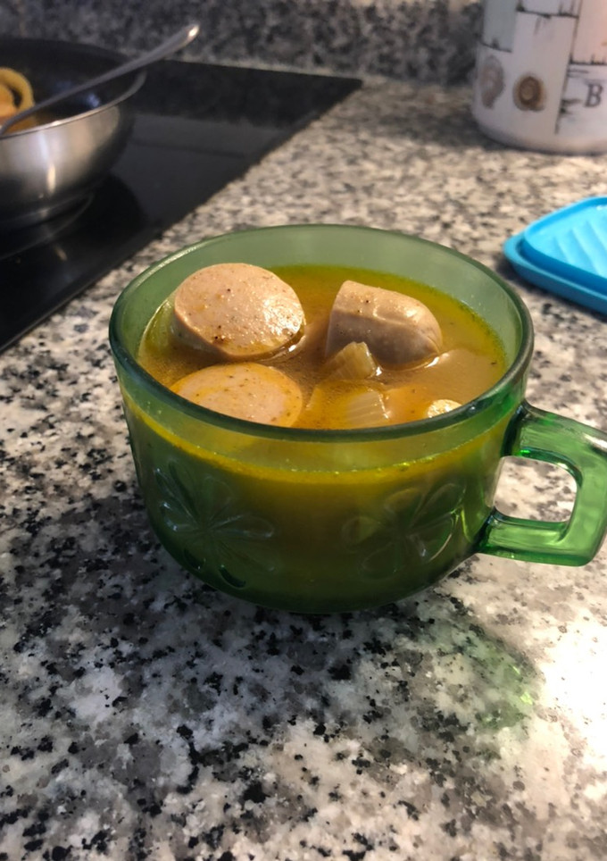 Una foto de Sopa de cebolla con frankfurt con un toque asiático