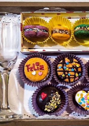 Una foto de Alfajores de colores