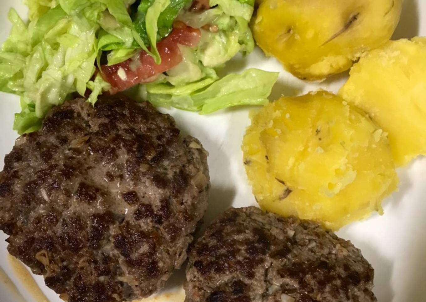 Hamburguesas con papas y ensalada