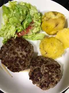 Una foto de Hamburguesas con papas y ensalada