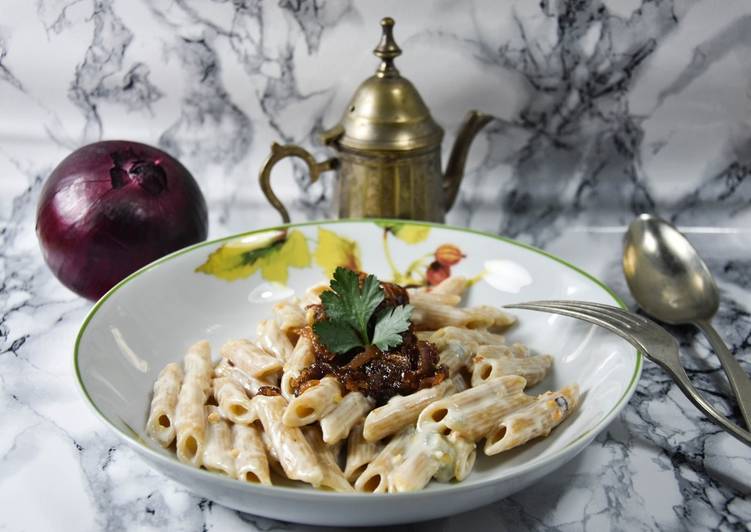 Penne con gorgonzola e cipolle caramellate