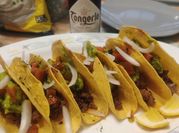 Una foto de tortillas de maíz carne picada