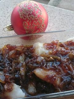 Una foto de Merluza con cebolla caramelizada en bermut. Bychusmi