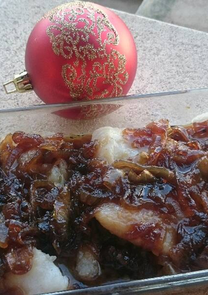 Una foto de Merluza con cebolla caramelizada en bermut. Bychusmi