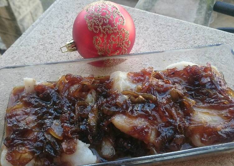Merluza con cebolla caramelizada en bermut. Bychusmi