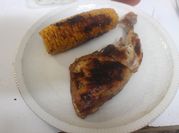 Una foto de mazorcas en barbacoa