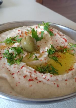 A picture of Hummus.