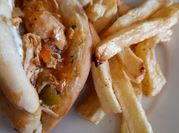 Una foto de sandwich de pollo con perejil