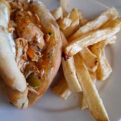 Una foto de Sándwich de pollo con fritas